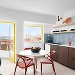 Stylish With View דירה